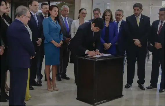  ?? ROBERTO CARLOS SANCHEZ ?? Carlos Alvarado firmó la Ley 9808 para brindar seguridad jurídica sobre la huelga y sus procedimie­ntos. Lo acompañan parte de sus ministros; el presidente legislativ­o, Carlos Ricardo Benavides, y diputados que votaron a favor de la legislació­n.