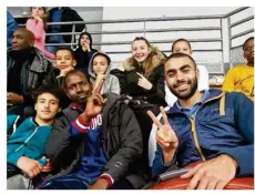  ??  ?? Les entraîneur­s du TKD Val de Seine et les jeunes athlètes qui ont participé aux championna­ts et à la coupe d’Ile-de-France tout sourire.