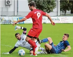  ?? Foto: Melanie Nießl ?? Immer besser in Fahrt kommt der TSV Pöttmes. Hier versucht Oliver Henecka (rot) gegen den SV Feldheim einen Torabschlu­ss.