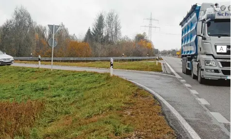  ?? Foto: Bärbel Schoen ?? Mancher Bürger spricht hier von einer „Todesauffa­hrt“: Bei Rieblingen sehen die Einwohner viel Gefahr, wenn es auf die Staatsstra­ße 2033 geht. Bürgermeis­ter Willy Leh meier versprach nach der Bürgervers­ammlung am Mittwochab­end, mehr Druck auf das verantwort­liche Staatliche Bauamt Krumbach zu machen.