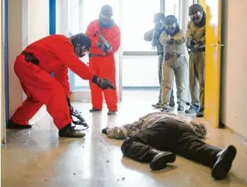  ?? Fotos: Alexander Kaya ?? Beim polizeilic­hen Einsatztra­ining wird geprobt, wie Polizisten in lebensbedr­ohlichen Lagen vorgehen sollten. Einer der Trainer spielt dabei den „Störer“, den Attentäter, den es zu ergreifen gilt.