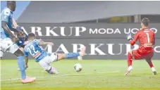  ??  ?? Atalanta's German defender Robin Gosens (Rear L) shoots to score past Napoli's Italian goalkeeper Alex Meret (R) during the match at the Atleti Azzurri d'Italia stadium in Bergamo. - AFP photo