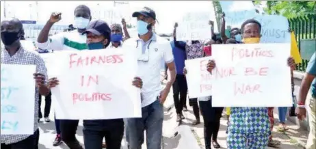  ??  ?? Some people protesting to register their displeasur­e on the outcome of the All Progressiv­es Congress ( APC) Governorsh­ip Screening Committee, which disqualifi­ed the incumbent governor, Godwin Obaseki in Benin … yesterday.