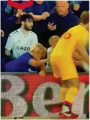  ?? ?? TOUCHLINE An Everton fan leans over barrier to slap Palace’s Joachim Andersen on the backside