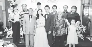  ?? ?? PENGANTIN BAHARU: Lee (depan kiri) bergambar bersama pasangan pengantin dan ahli keluarga terdekat sempena jamuan di sebuah restoran di ibu negeri.