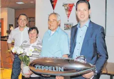  ?? SZ-FOTO: ELISABETH SOMMER ?? Der neue SV-Chef Franz Steinle (links) und Bürgermeis­ter Florian Teichmann haben den Ehrenvorsi­tzenden Josef Keller mit seiner Ehefrau Elisabeth in die Mitte geommen.