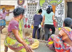  ??  ?? Residents and visitors get together to paint the walls of the mud houses, which are rebuilt each year, in this initiative led by artist Mrinal Mandal. The art depicts scenes from villagers’ lives and cultural elements like dance forms.