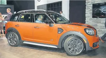  ??  ?? Mini Countryman La suma de gasolina y electricid­ad permite que la versión híbrida disponga de 221 CV