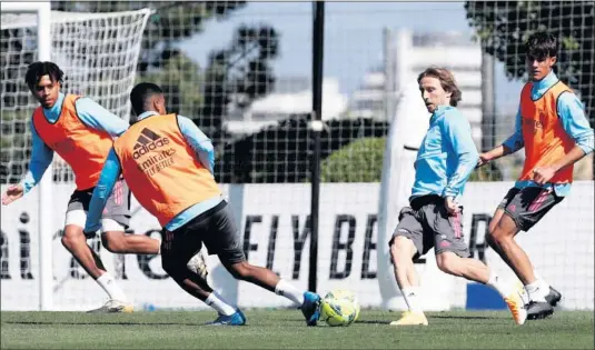  ??  ?? Modric se dispone a dar un pase en el entrenamie­nto del Real Madrid ayer en la Ciudad Deportiva de Valdebebas.