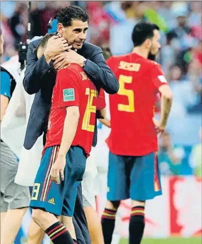  ?? ALBERTO ESTÉVEZ / EFE ?? El selecciona­dor Fernando Hierro tratando de consolar a Jordi Alba, anoche