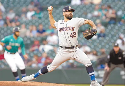  ??  ?? • El abridor de los Astros de Houston, José Urquidy, lanza en el segundo inning del juego ante los Marineros de Seattle. El pitcher mexicano dejó el juego ganado, pero terminó sin decisión.