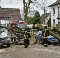  ?? RP-FOTOS: EVE (3), KDS (2) ?? Die Feuerwehr schneidet Autos frei.