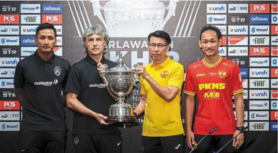  ?? ?? Who will lift the trophy: (From left) Jdt’s Farizal marlias and coach Hector bidoglio, Selangor coach tan Cheng Hoe and Sharul Nazeem posing with the malaysia Cup ahead of their showdown at the National Stadium in bukit Jalil. – Bernama.