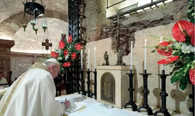  ?? (Foto Epa) ?? La firma Francesco firma, nella cripta della basilica inferiore di Assisi, l’enciclica «Fratelli tutti»
