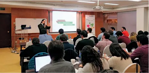  ??  ?? Febrero de 2017. Francisco Silva ofrece una conferenci­a en Beijing sobre los retos de hacer negocios en China a estudiante­s de MBA del Instituto Panamerica­no de Alta Dirección de Empresas.