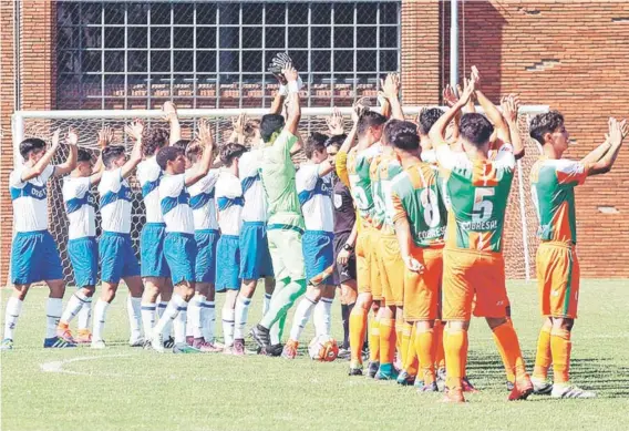  ?? FOTO: CRUZADOS.CL ?? ►► Los cadetes de la UC y Cobresal saludan al público, en un partido disputado en Quilín.