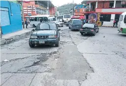  ?? FOTO: MARVIN SALGADO ?? Tapizada de baches y llena de cráteres se encuentran las vías de este sector de la ciudad.