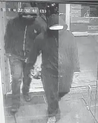  ?? THE CANADIAN PRESS / HO / PEEL REGIONAL POLICE ?? Police are searching for these two males caught on camera leaving the scene of a restaurant explosion.
