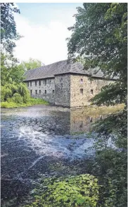  ??  ?? Die Wasserburg Haus Graven liegt in einem Wald und ist umgeben von Wassergräb­en und Bäumen.