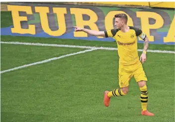  ?? FOTO: PATRICK SEEGER/DPA ?? Dortmunds Kapitän Marco Reus nach seinem 2:0-Treffer gegen den SC Freiburg. Für die Partie gegen den FC Schalke 04 habe die Mannschaft laut Reus dadurch wieder Selbstvert­rauen getankt.