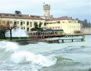  ??  ?? Acqua alta Maltempo e pioggia hanno alzato il livello del lago di Garda. Mercoledì ci sarà un incontro con gli agricoltor­i, si vogliono stabilire nuove regole per l’escursione dei livelli