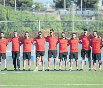  ?? FOTO: M.MONTILLA ?? Minuto de silencio El Barça B rindió homenaje a las víctimas del atentado en Barcelona antes de la sesión