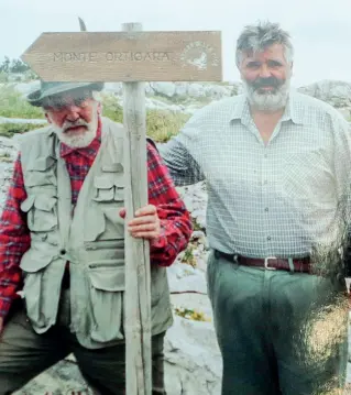  ??  ?? Il ricordoLo scrittore Mario Rigoni Stern insieme ai figlio Gianni sul Monte Ortigara. La foto è stata scattata nel 20O6. Gianni Rigoni Stern è stato una guardia forestale.