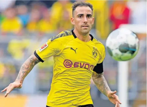  ??  ?? Paco Alcácer corre tras un balón en un partido del Borussia Dortmund.