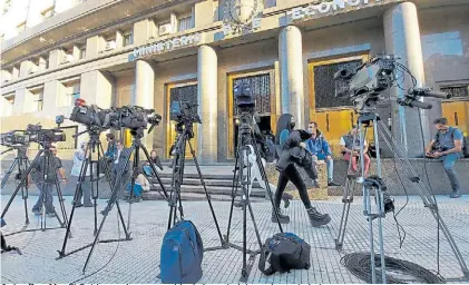  ?? JUANO TESSONE ?? Actualizac­ión. El Gobierno piensa en subir el piso salarial para los trabajador­es.