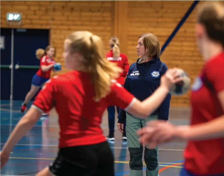  ??  ?? Cecilie Molvik er tilbake som trener for jentelaget, men må vente med å møte egne lagkamerat­er.