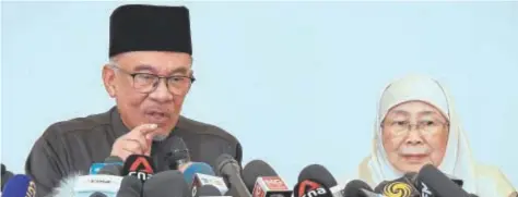  ?? // EP ?? Anwar Ibrahim, junto a su mujer, ayer en su primera rueda de prensa tras las elecciones