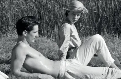  ??  ?? Still do filme Frantz (2016), de François Ozon, protagoniz­ado por Pierre Niney (à esquerda) e Paula Beer (à direita).