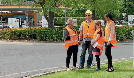  ??  ?? Mayor Jan Barnes and Mike van Grootel discuss roading with NZTA’s Karen Boyt and Parekawhia McLean.