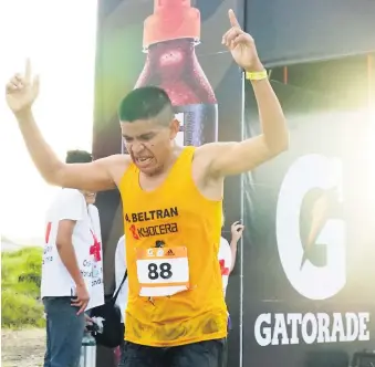  ??  ?? CAMPEÓN. Amílcar Gonzales al llegar a la meta celebró alzando sus manos al cielo.