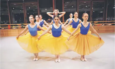  ??  ?? ► Parte del elenco en el ensayo de La Fábrica de Coppélia, en el Teatro del Lago de Frutillar.