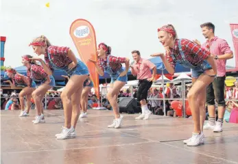  ?? FOTOS: VERA ROMEU ?? Beim Kinderschm­inken herrscht großer Andrang und auf der Bühne wird beim Gaggli-Nudelhausf­est einiges geboten: Rock’n’Roll zum Beispiel.