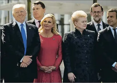  ?? MANDEL NGAN / AFP / ARXIU ?? Donald Trump amb líders europeus, com Mariano Rajoy, en la cimera de l’OTAN del maig a Berlín