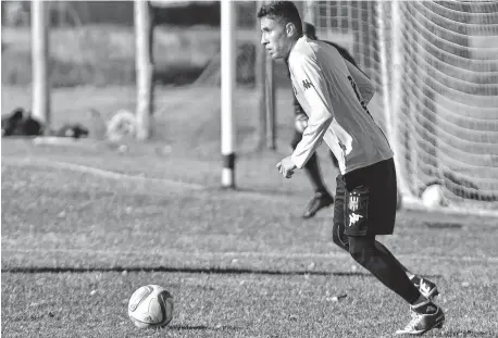  ?? JUAN CORRAL-LA NUEVA ?? Buena relación.
Elías Borrego junto a su fiel compañera: la pelota. El volante entrena con el plantel desde el lunes pasado.