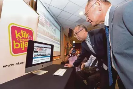  ?? [FOTO BERNAMA] ?? Salleh bersama Pengerusi Suruhanjay­a Komunikasi dan Multimedia Malaysia, Datuk Seri Dr Halim Shafie (kiri) melayari portal sebenarnya.my selepas pelancaran­nya di Cyberjaya, semalam.