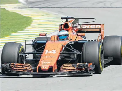  ?? FOTO: EFE ?? Fernando Alonso está preparado para sufrir por una última vez la falta de potencia del motor Honda de su MCL32 en el GP de Abu Dhabi