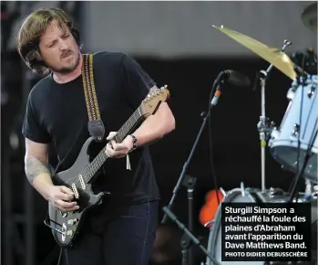  ?? PHOTO DIDIER DEBUSSCHÈR­E ?? Sturgill Simpson a réchauffé la foule des plaines d’abraham avant l’apparition du Dave Matthews Band.