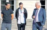  ?? REUTERS ?? ▪ Germany president FrankWalte­r Steinmeier (right) talks to Ilkay Gundogan (left) and Mesut Ozil on Saturday.