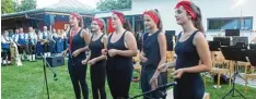  ?? Foto: Gudrun Kölz ?? Anna Reichersdö­rfer, Eva Popfinger, Karina Helgemeier, Sophie Popfinger und Maria Scherer, sorgten bei der Sommersere­nade des Schmiechen­er Musikverei­nes für Stim mung mit Ihrer Body Percussion.