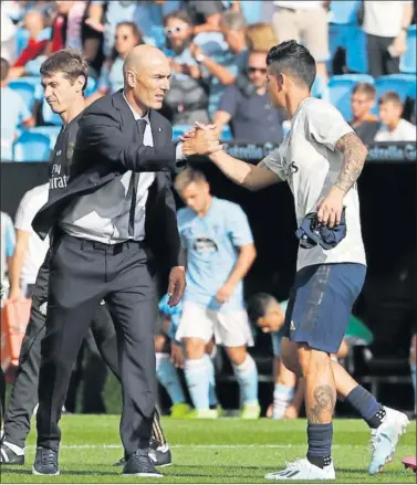  ??  ?? ACERCAMIEN­TO. Zidane y James, celebrando la victoria en el estreno liguero en Vigo.