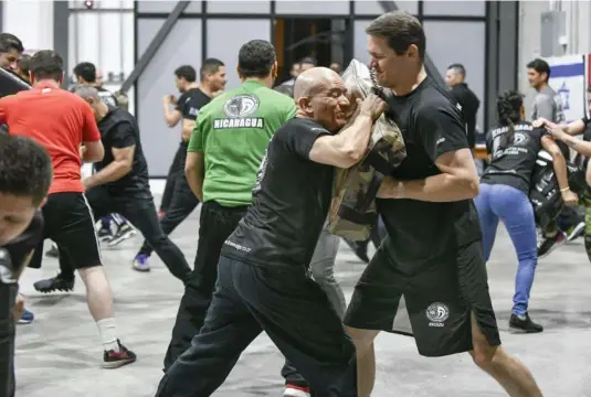  ?? JORGE CASTILLO ?? Rodrigo Lizano y Daniel Masís, alumnos de Krav Maga, no quisieron perderse el seminario con Avi Moyal. Ambos practican uno de los movimiento­s defensivos promovidos en el seminario anti-secuestro.