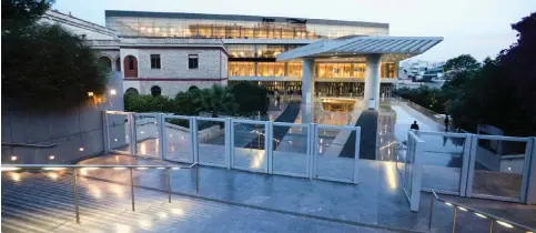  ??  ?? Το Μουσείο της Ακρόπολης ανακοίνωσε ότι αναβάλλει για τις επόμενες δύο εβδομάδες συγκεκριμέ­νες εκδηλώσεις.