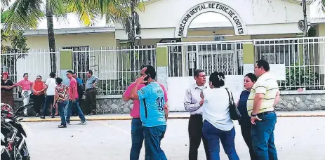  ??  ?? PROTESTA. Un grupo de empleados de servicio civil se plantaron frente a la institució­n para exigir solución al problema.