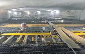  ?? FOTO: ANNETTE VINCENZ ?? Eine gespenstis­che Atmosphäre herrscht auf der Baustelle. Die Decke zwischen Ebene 1 und 2 wird gerade wieder hergestell­t.