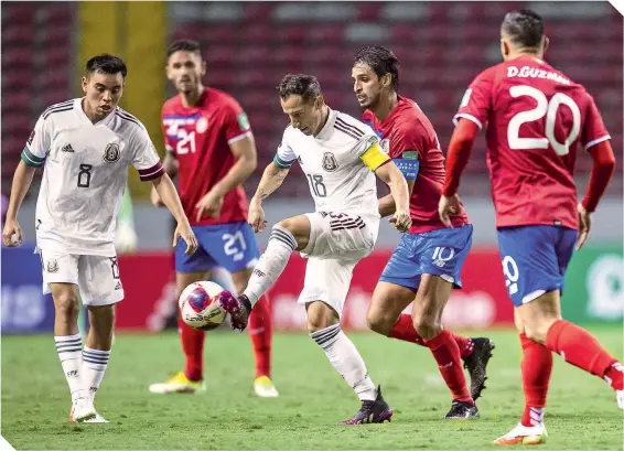  ??  ?? Andrés Guardado fue de los jugadores más destacados por parte del equipo mexicano, pero tuvo que salir en la segunda parte y se perdió la media cancha.