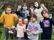  ?? (Photos P. F.) ?? Hélène Hernandez (en noir) avec des amies et des enfants montrent des galets à trouver dans les quartiers sud.